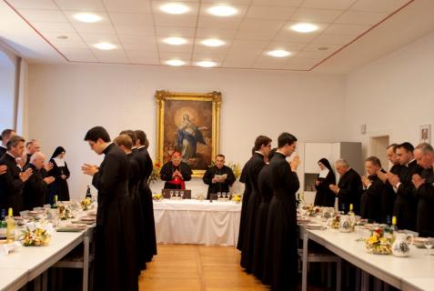 S.E.R le Cardinal Burke a rejoint les chanoines, et préside le repas du soir avec lecture.